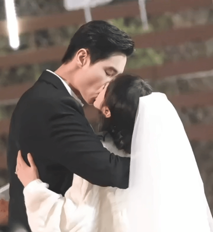 终于知道为什么女演员都喜欢因戏生情了
这种合作其实和谈过一次已经没区别了
一部戏