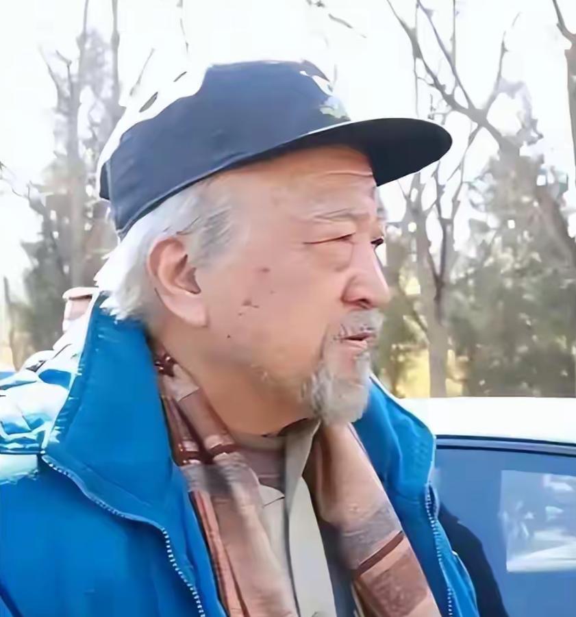 79岁李保田现状：定居山东老家，头发花白，胡子也白了，戴着帽子，晚年生活特别低调