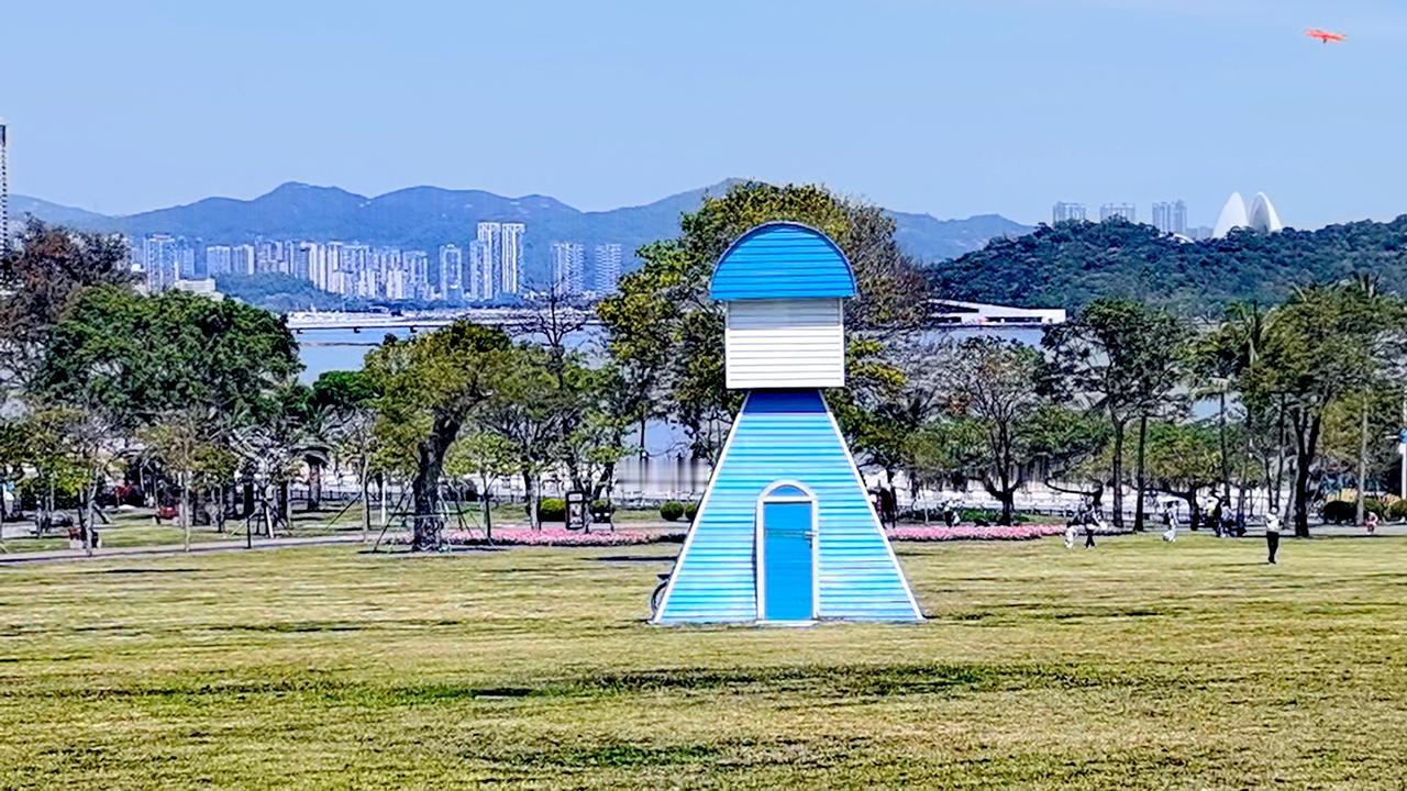 在珠海情侣中路香炉湾畔，有一处依山傍海的美丽地方，这里就是珠海海滨公园。
这里有