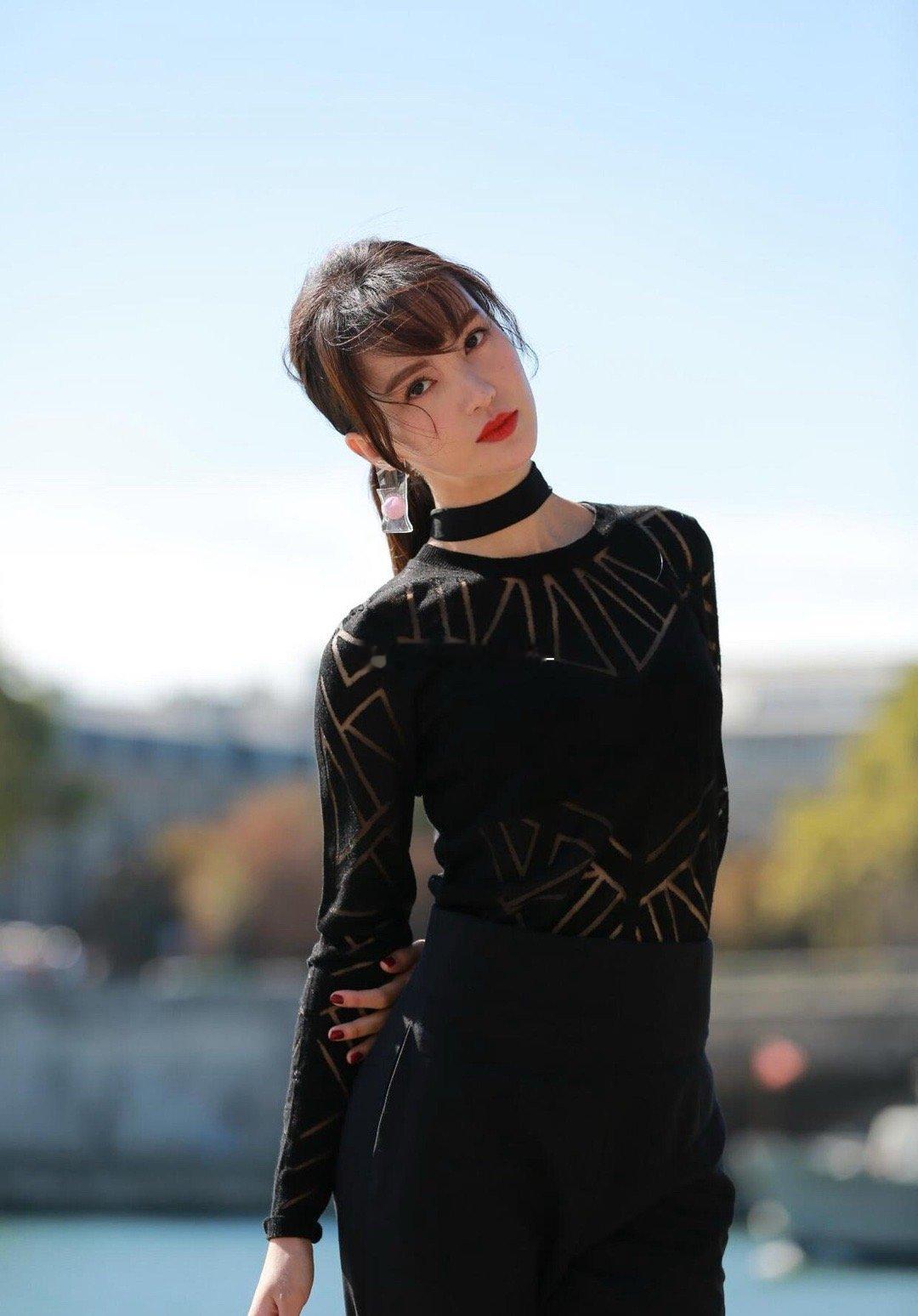 远看还以为金晨的耳朵上挂着一颗糖果🍬呢，近一看原来是个耳环。这样的耳环设计也太