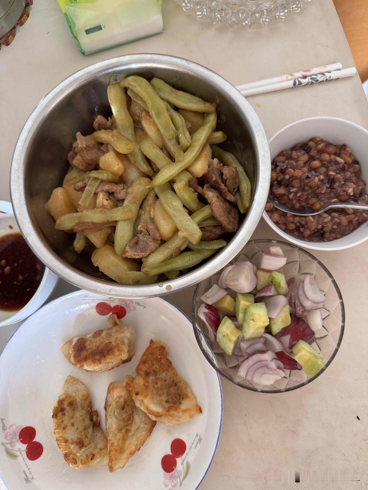 今天是入伏第一天，也就是俗称的头伏。

我的头伏早饭上桌了，

有猪肉炖芸豆土豆