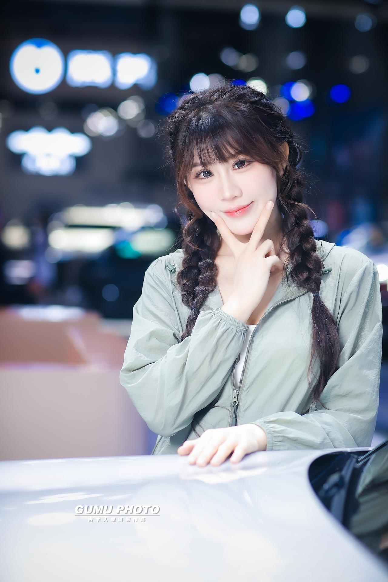 2025重庆汽车消费节腾势展台模特小姐姐