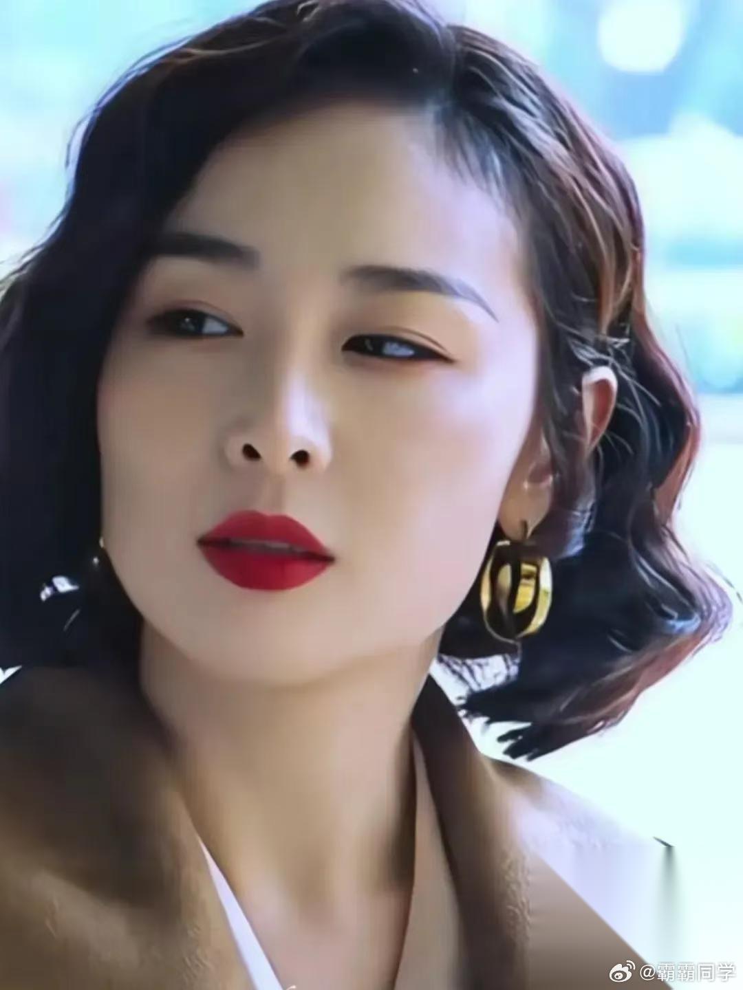 我觉得，高叶演戏总是一个样子的：永远是高抬着头，然后一副很傲娇，很气势汹汹的样子