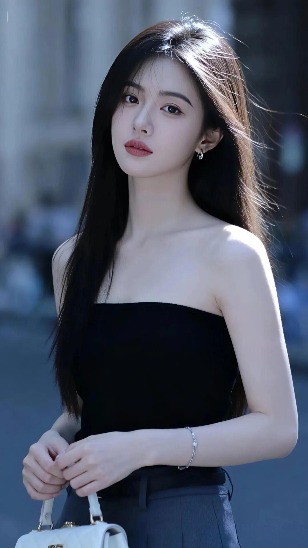 这组照片呈现出清冷高级、简约干练的都市时尚风格，少女在街头光影中尽显飒爽气质。