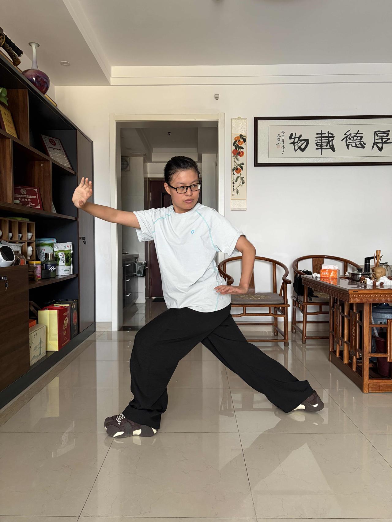 济南一位女中医师利用业余时间来到工作室修习尚派形意拳，初次接触便沉下心苦练一下午