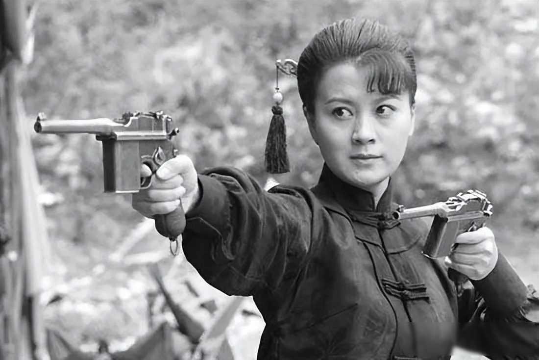 1950年，我军在甘肃的一次抓捕行动中，逮捕了一个名叫李翠兰的女匪首。
1950