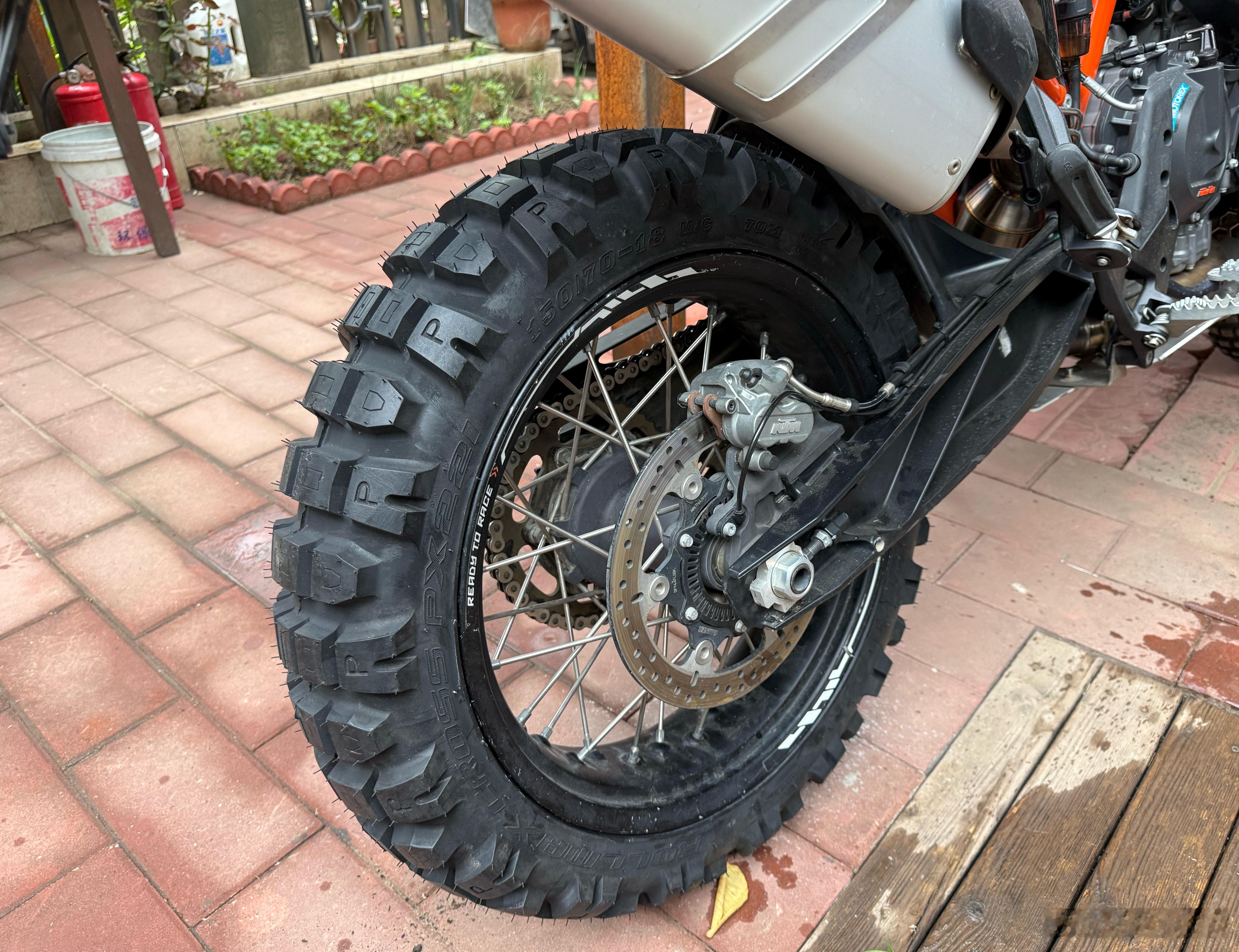 我的ktm790adv，总里程虽然才七千公里，但是已经第三套胎了（仔细看了下记录