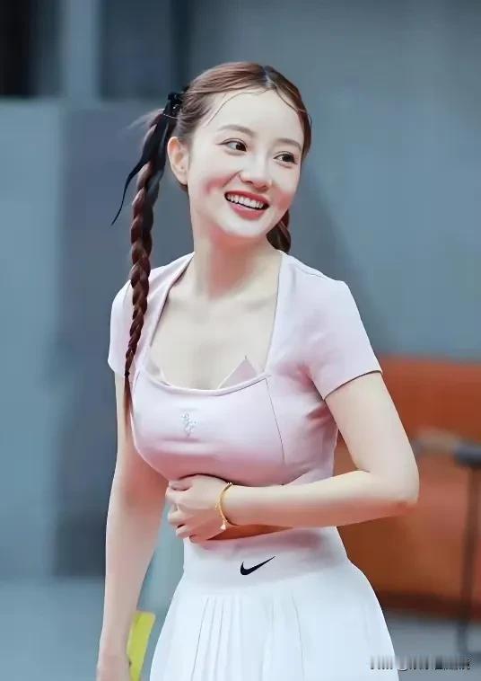 真不敢相信这是一个43岁的女人，说她23岁也会有人相信的。
身材和容貌保持的这么