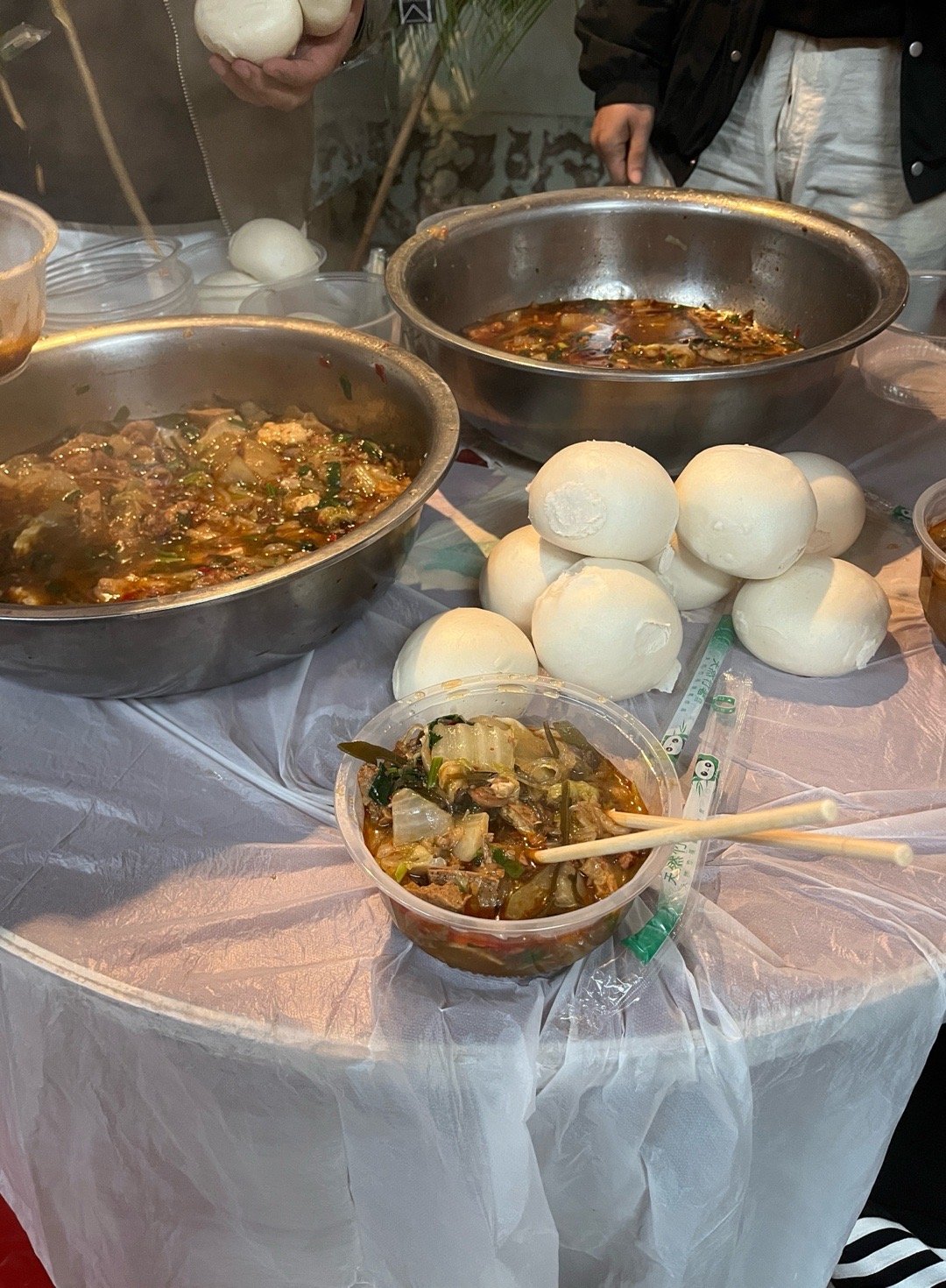 前两天在村里睡觉，就算是盖被子但还是冷，然后早上就吃了三碗熬菜暖和身体。今天凌晨