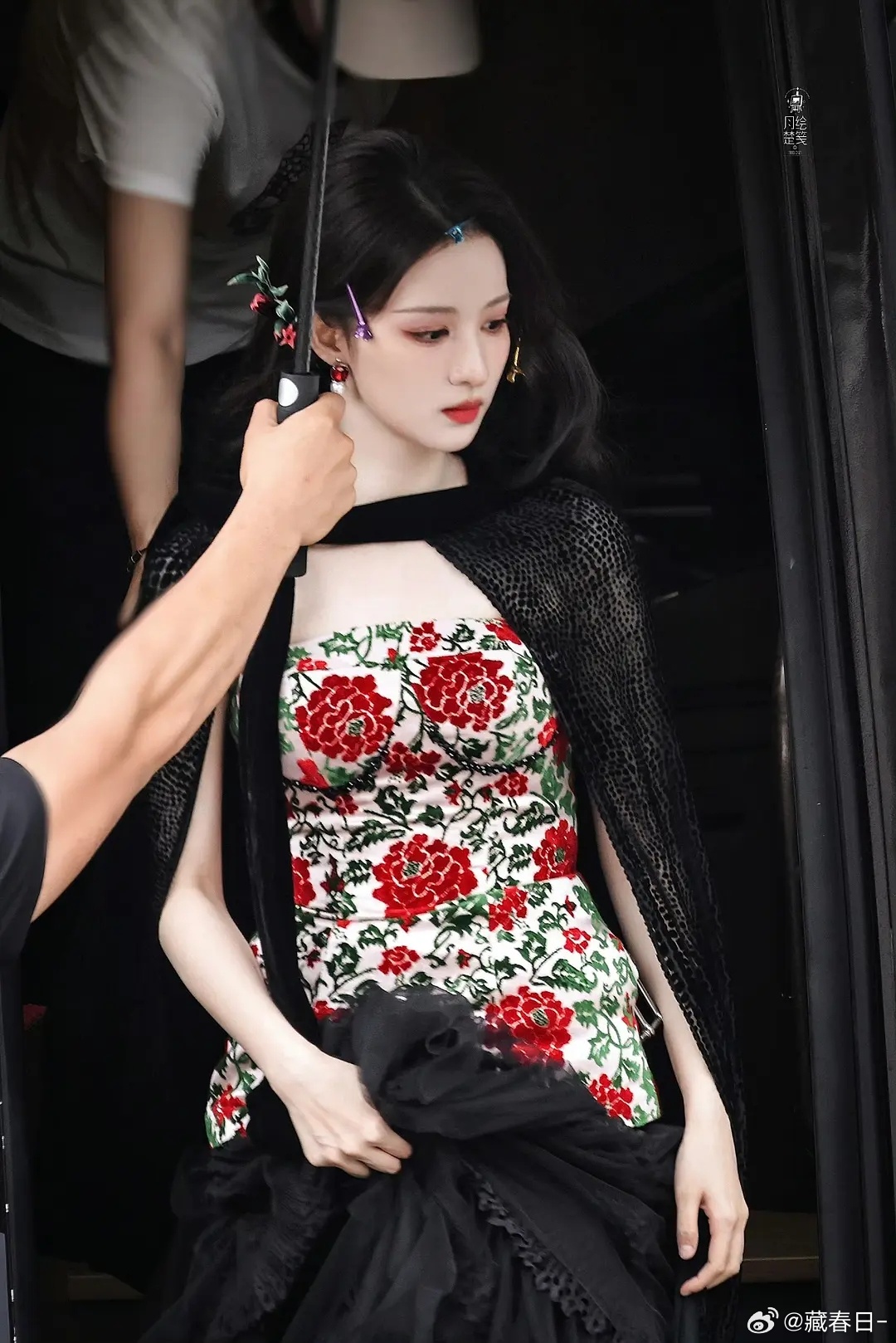 谁给王楚然做的造型，胸前两朵大红花是何意味
