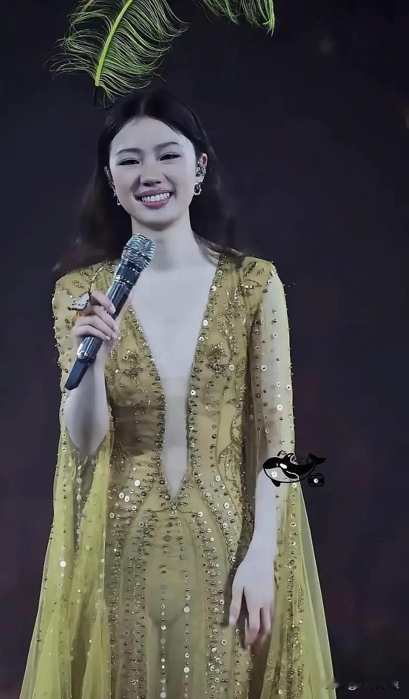 单依纯演唱会穿搭礼服真的绝了！

一身鎏金黄绿色深V长裙十分吸睛。裙身铺满精致亮