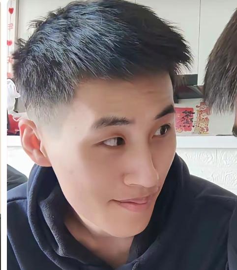 云鹏爸爸，现在准备给儿子征婚了！
    云鹏这孩子长得挺帅，少儿到青年，这段人