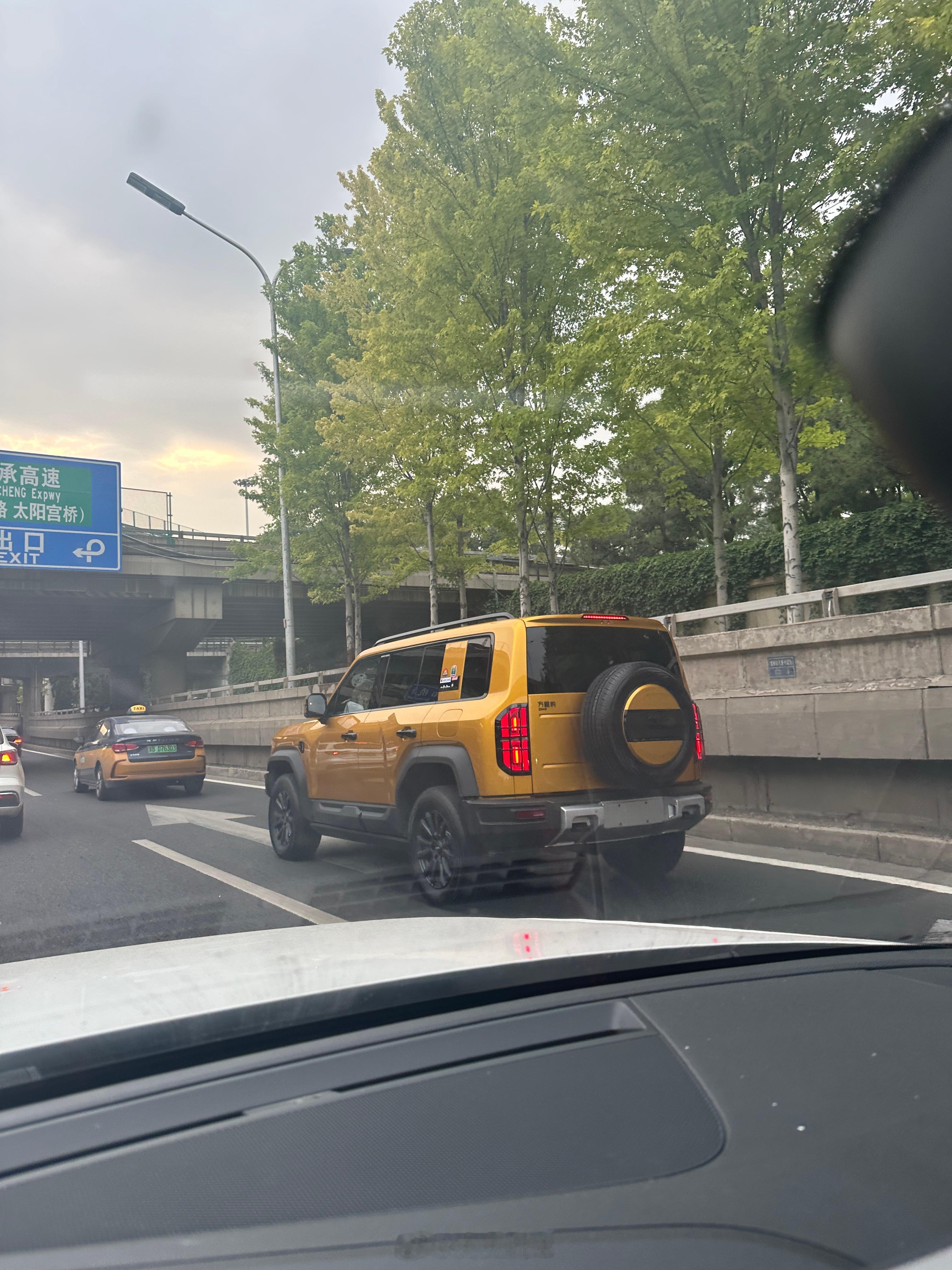 这车司机素质真低，老拿远光晃我 ​​​