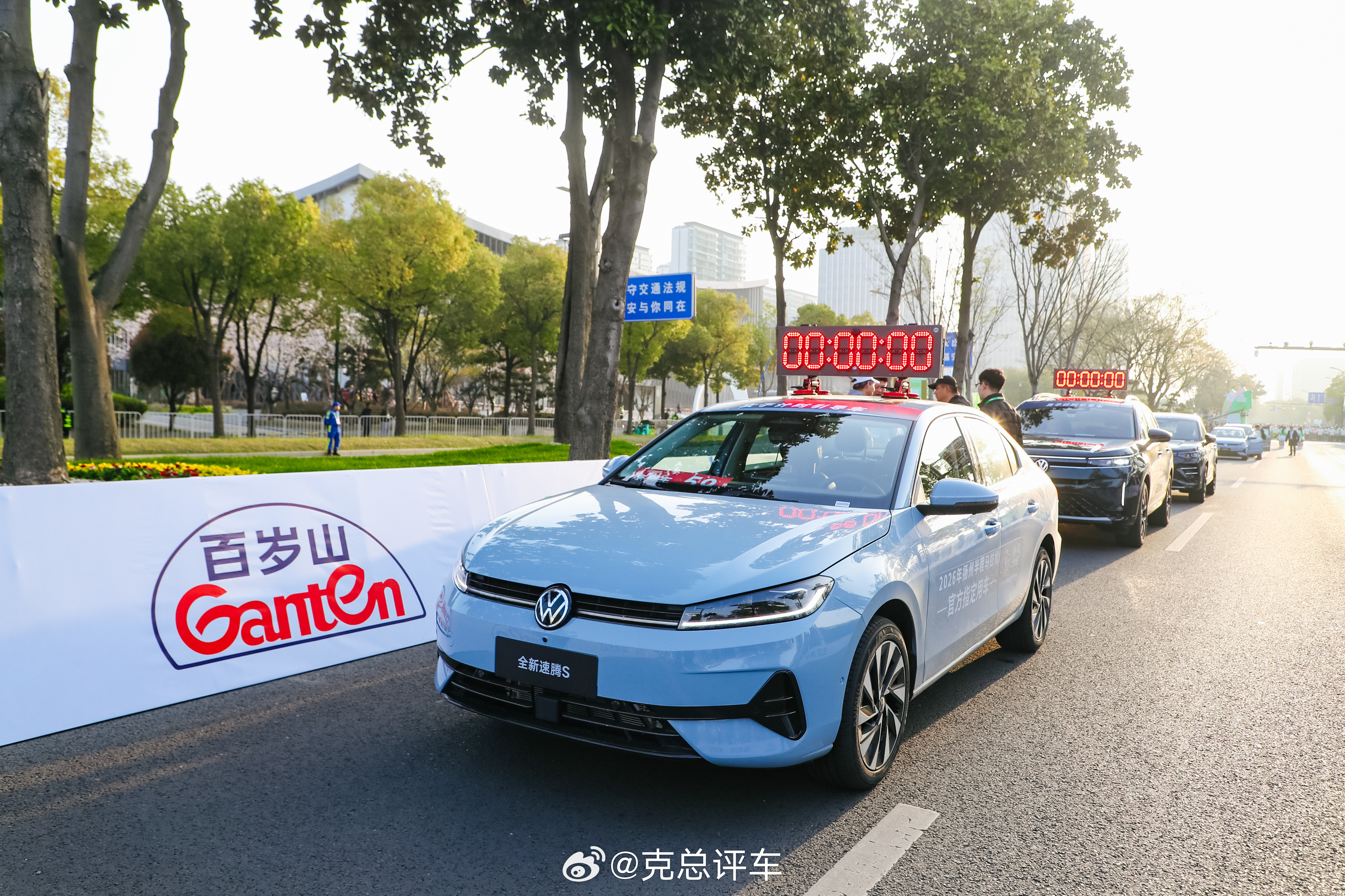 扬州马拉松完赛214🥇完赛后这个按摩服务到位，按完又走了五公里。梁田田击败李美