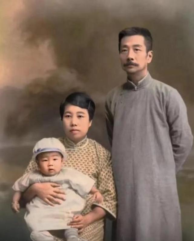 谁能想到，那个常年把笔杆子当匕首、拿着文章当子弹的硬骨头鲁迅，私底下竟然是个铁了