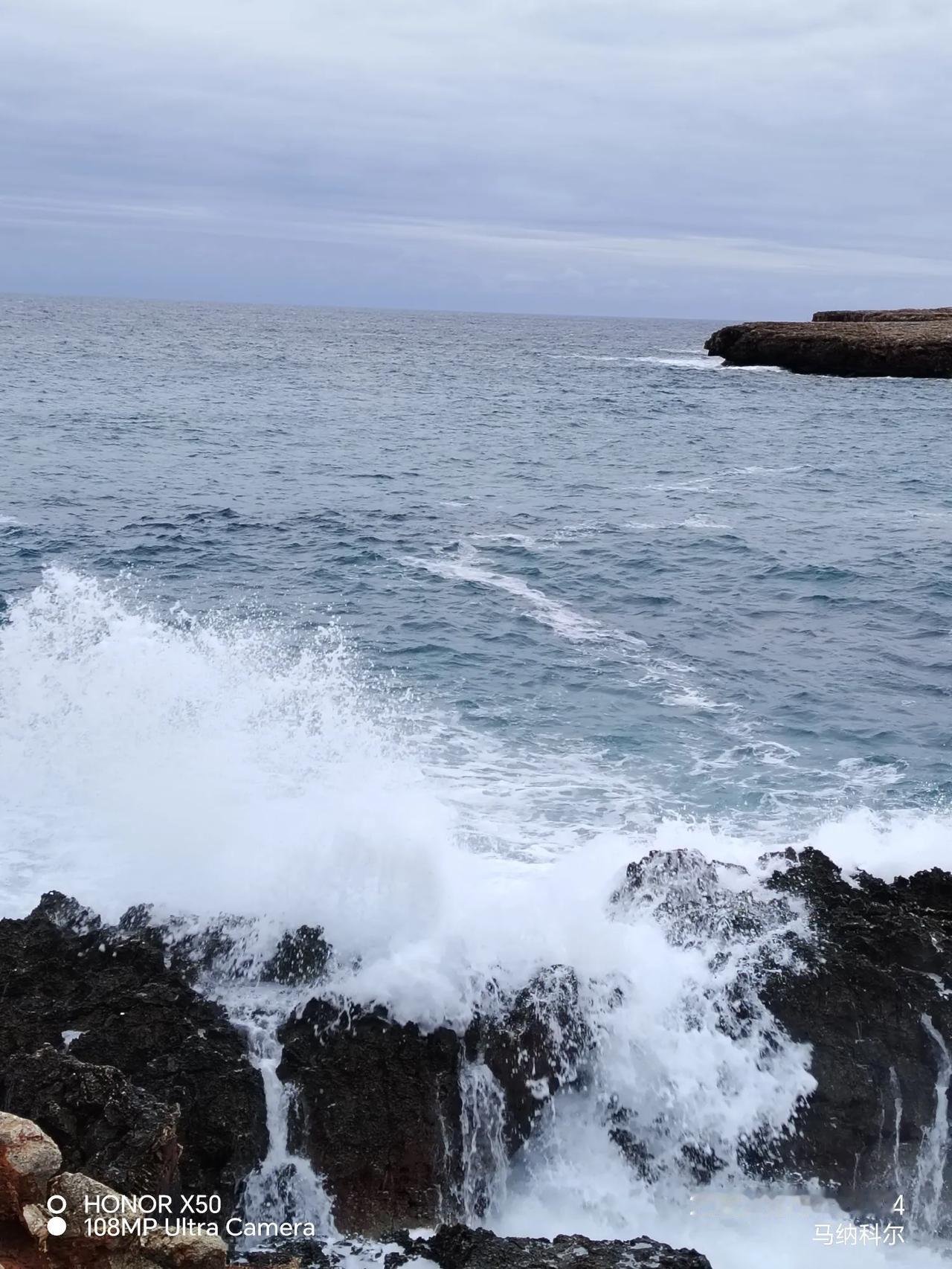 波涛汹湧、海边浪花。