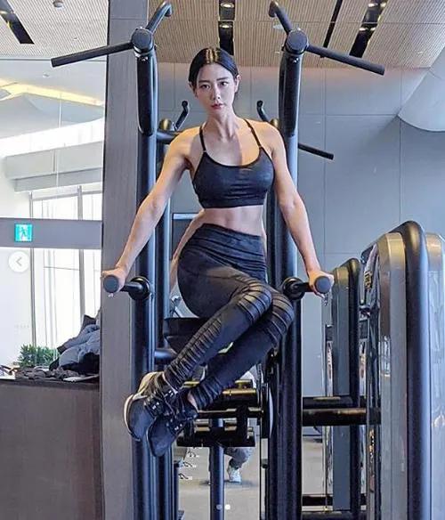 大家知道不知道这位美女[玫瑰]