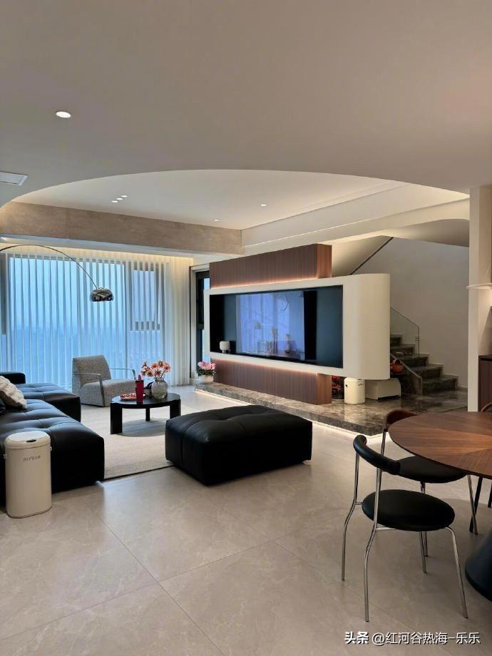 80后、90后的新中产还是挺惨的。
这波房价下跌。
主要收割就是这些新中产。
现