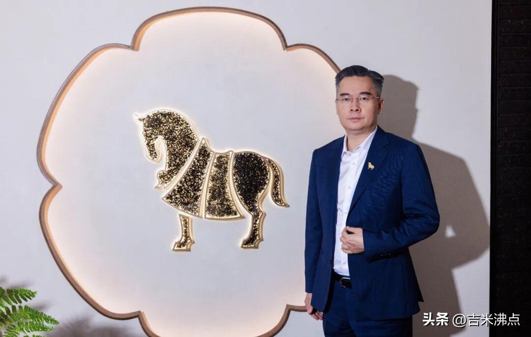 中秋卖不动了，股价跌了一半，他还在茶园喝第一百杯茶。
不是生意做不下去，是王文礼