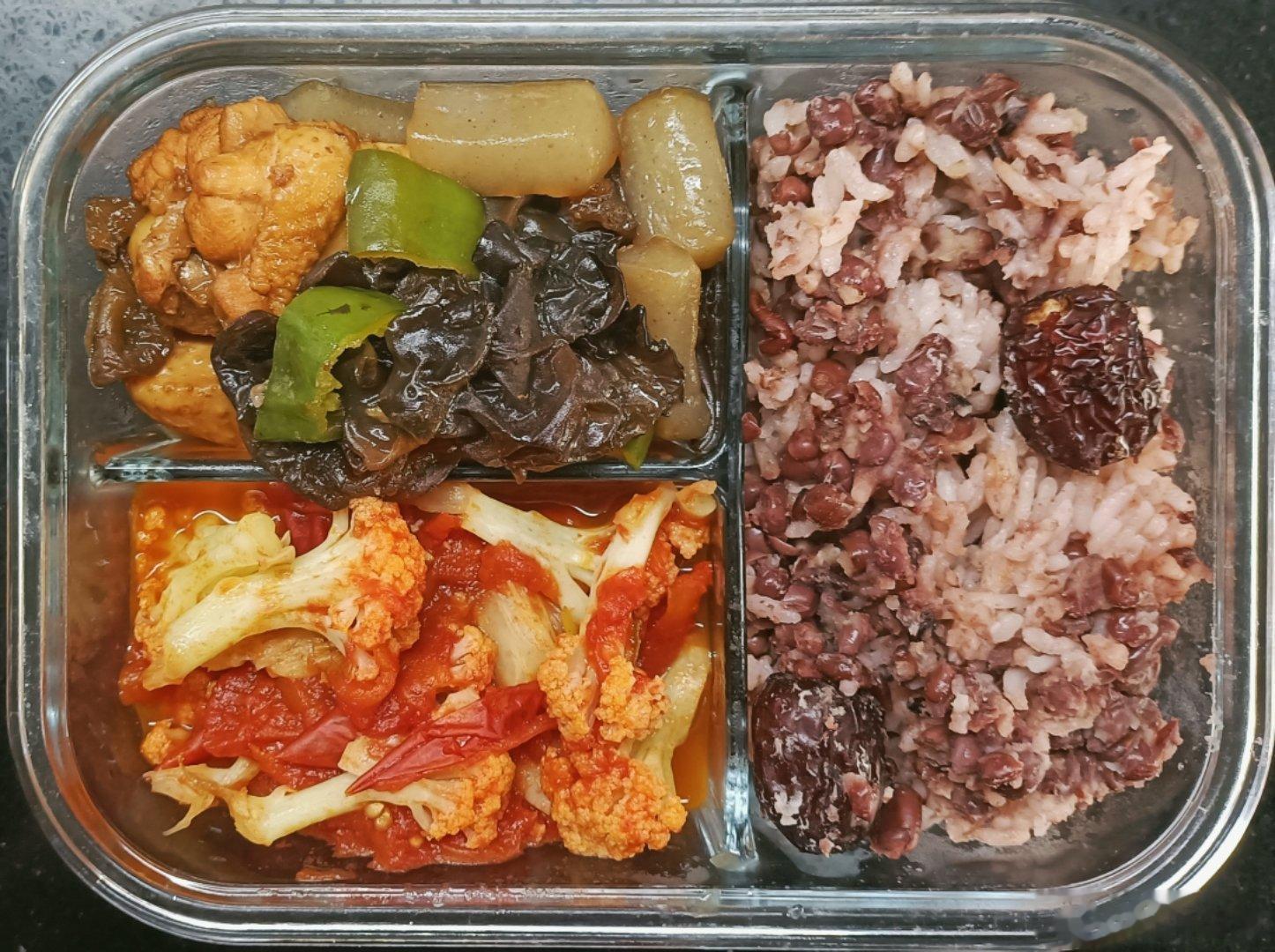 #儿子的午餐##这个问题吃什么# 红豆紫米红枣米饭，鸡翅(翅根翅中)木耳魔芋，番