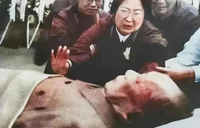 1976年9月9日，李敏扑向父亲悲痛大哭，看哭了全国人民，留影！一代伟人，就这样