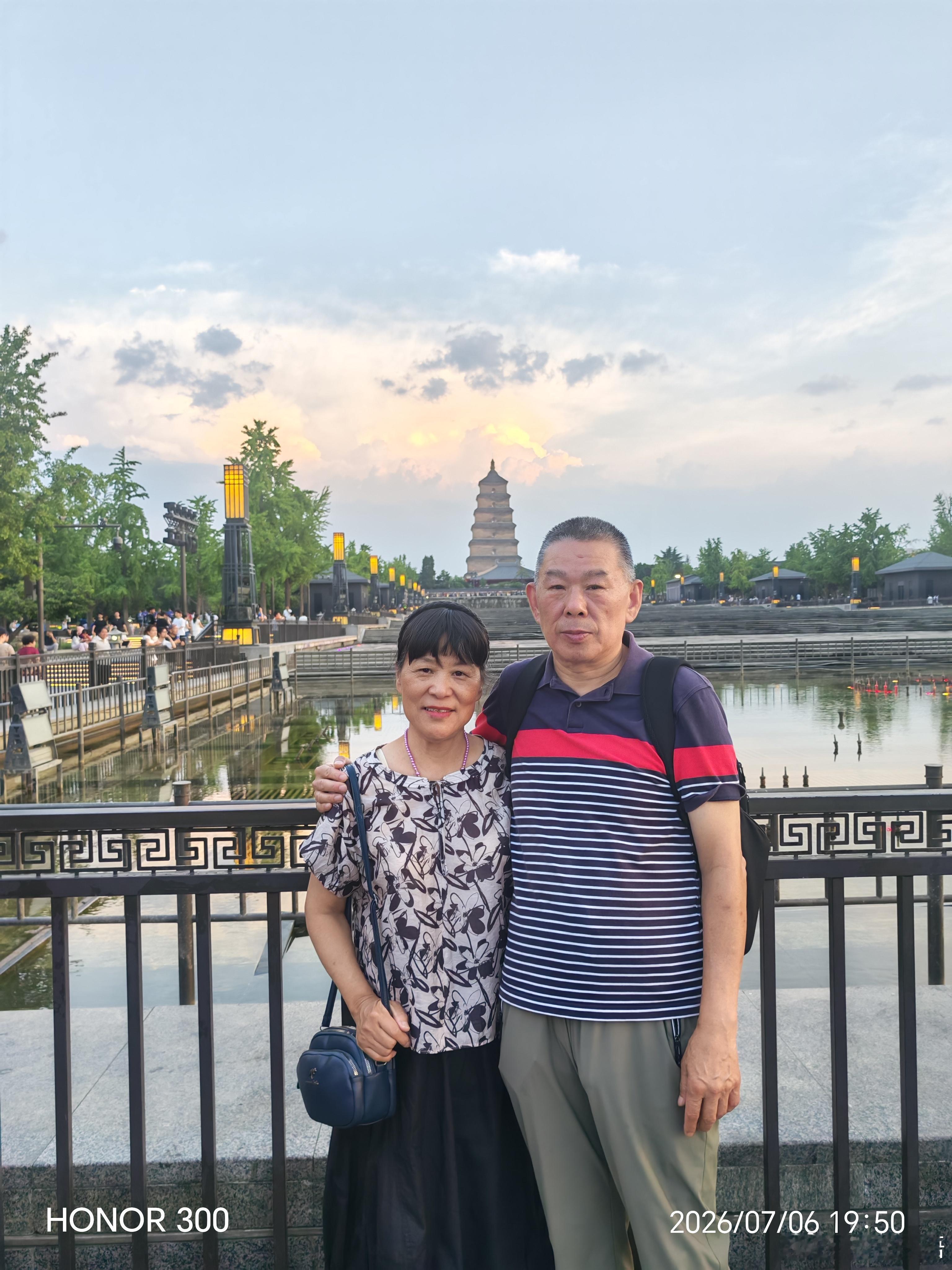 来西安不看会后悔!当夜色温柔地包裹大雁塔，音乐喷泉便成了它脚下最璀璨的星环。 西