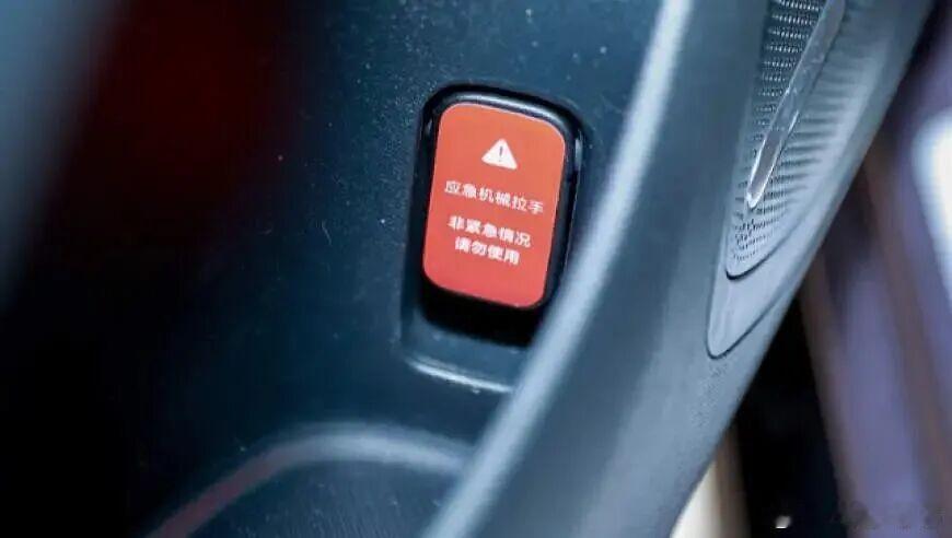 9家车企超427万辆车集中召回，特斯拉占了近300万。原因挺让人后怕的：车内应急