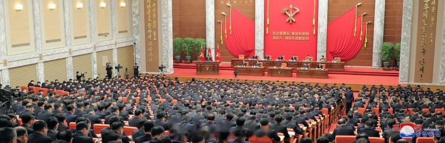 朝鲜劳动党第八届中央委员会第九次全体会议扩大会议２６日在党中央委员会本部大楼召开