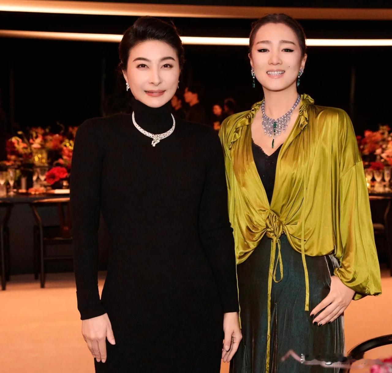 郭晶晶确实和那些豪门太太
不一样。别人在红毯上争奇斗艳，她连小肚子都懒得收。
