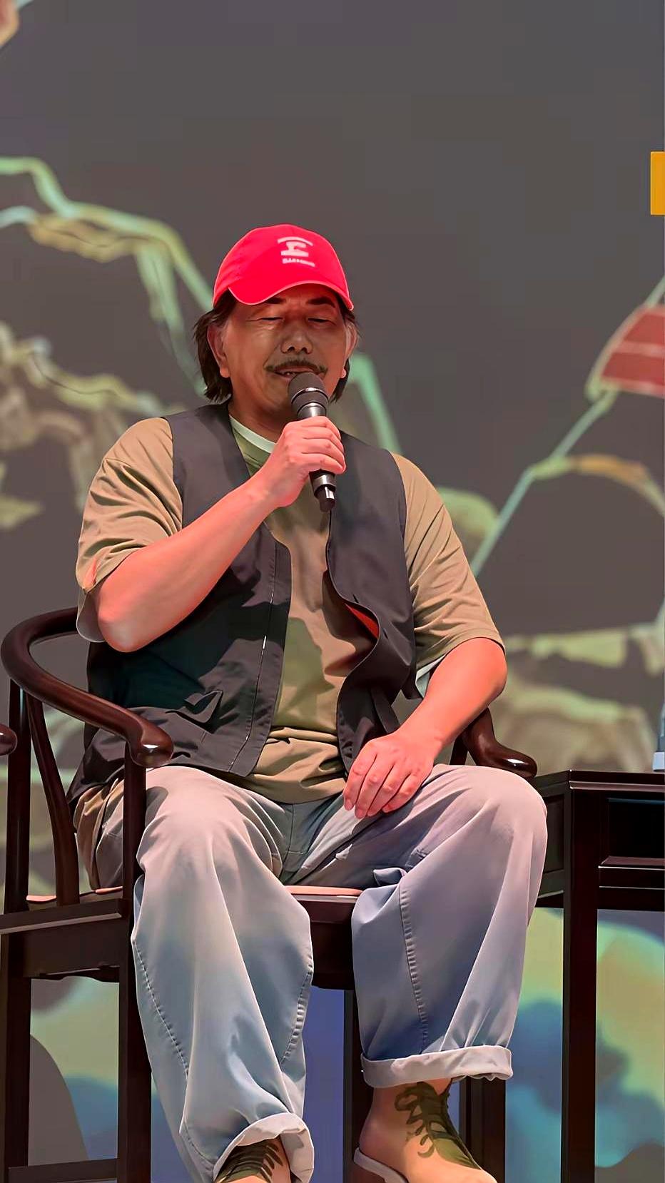 马来西亚贺岁电影《神马庙》开镜，陈冠希一件“中国”字样的衣服往台上一站，旁边站着