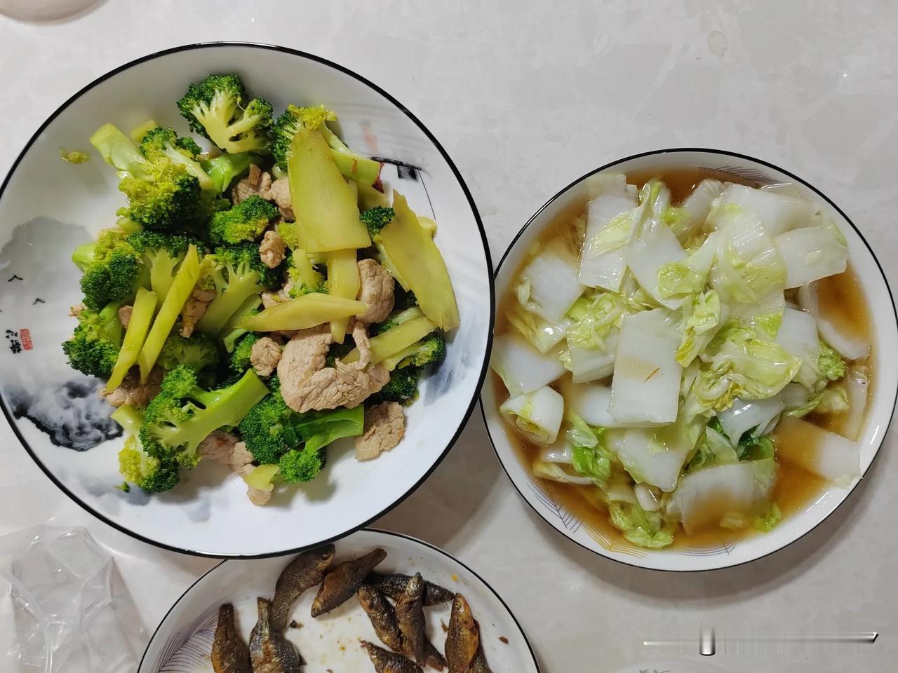 #秋日三餐打卡#
这是昨天的晚餐，就两个菜：一个大白菜、一个西兰花炒肉。
简简单