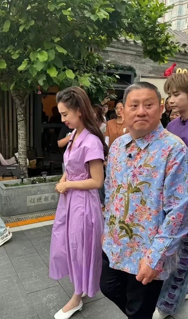 线下看到黄圣依浴火直接幻灭了，骨瘦如柴干瘦又黑，根本没网上吹得那么美 😂 