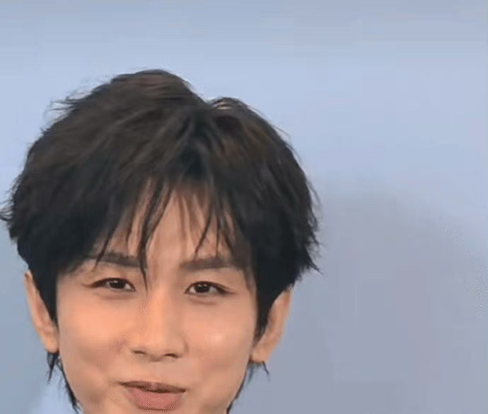 成毅生图这么老的吗？很难想象现场的人看他这岁数卖萌是啥感受？ ​​​