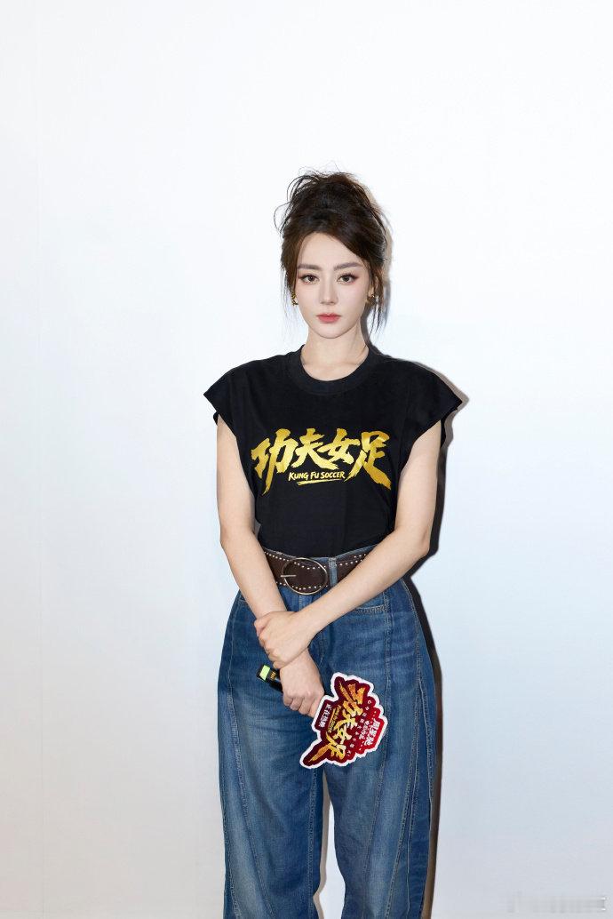 迪丽热巴偷偷去影院看观众反应 谁能不爱这般接地气的迪丽热巴！没有明星排场，她悄悄