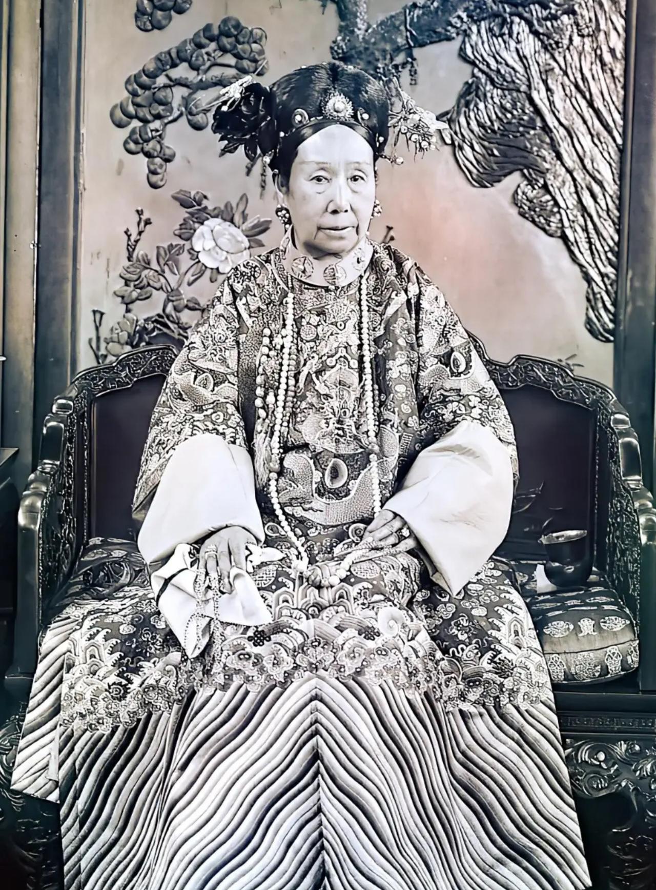 不明白大清朝慈禧那老娘们为啥不对义和团实行招安政策，而是镇压绞杀，义和团可是抗洋