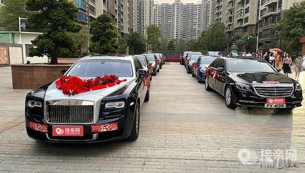 万万没想到，北京新郎花2.66万租婚车，迎亲途中司机竟当众索要万元辛苦费。
 