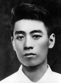 “一日为师，终身为父。”蒋介石曾想动周恩来，可黄埔学生不答应。胡宗南跪过、杜聿明