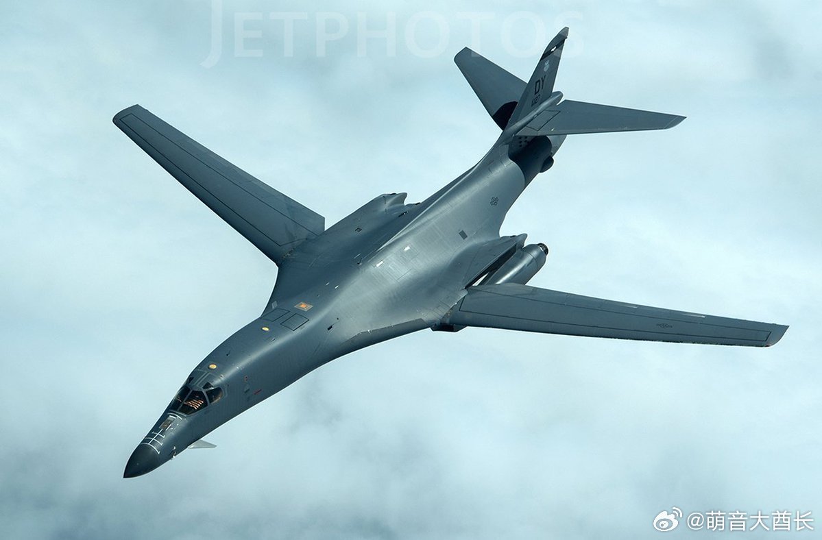 据报道，数架美国洛克威尔B-1B“枪骑兵”轰炸机已抵达英国皇家空军费尔福德基地，