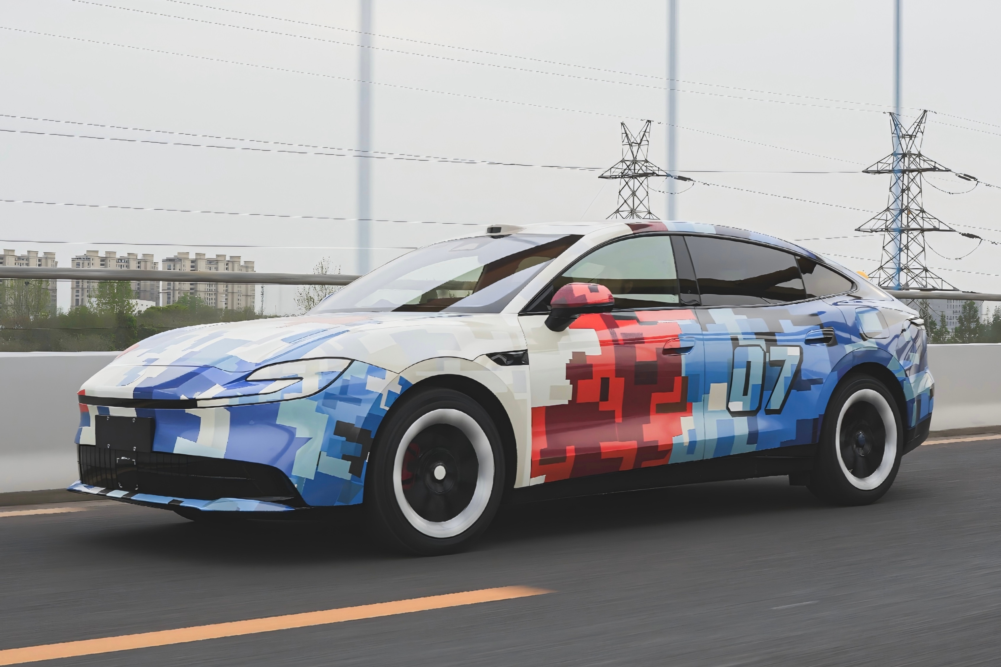 MG07也曝光了这可能是MG百年历史上第一台搭载激光雷达的车型。车顶高位激光雷达