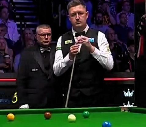 艾伦与囧哥第二阶段比赛快讯：
第16局，艾伦一杆斯诺克让囧哥罚了四杆16分。艾伦