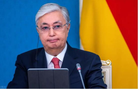 托卡耶夫这哪里是来“做客”的？分明是来“砸场子”的！拿着日本给的37亿支票，反手