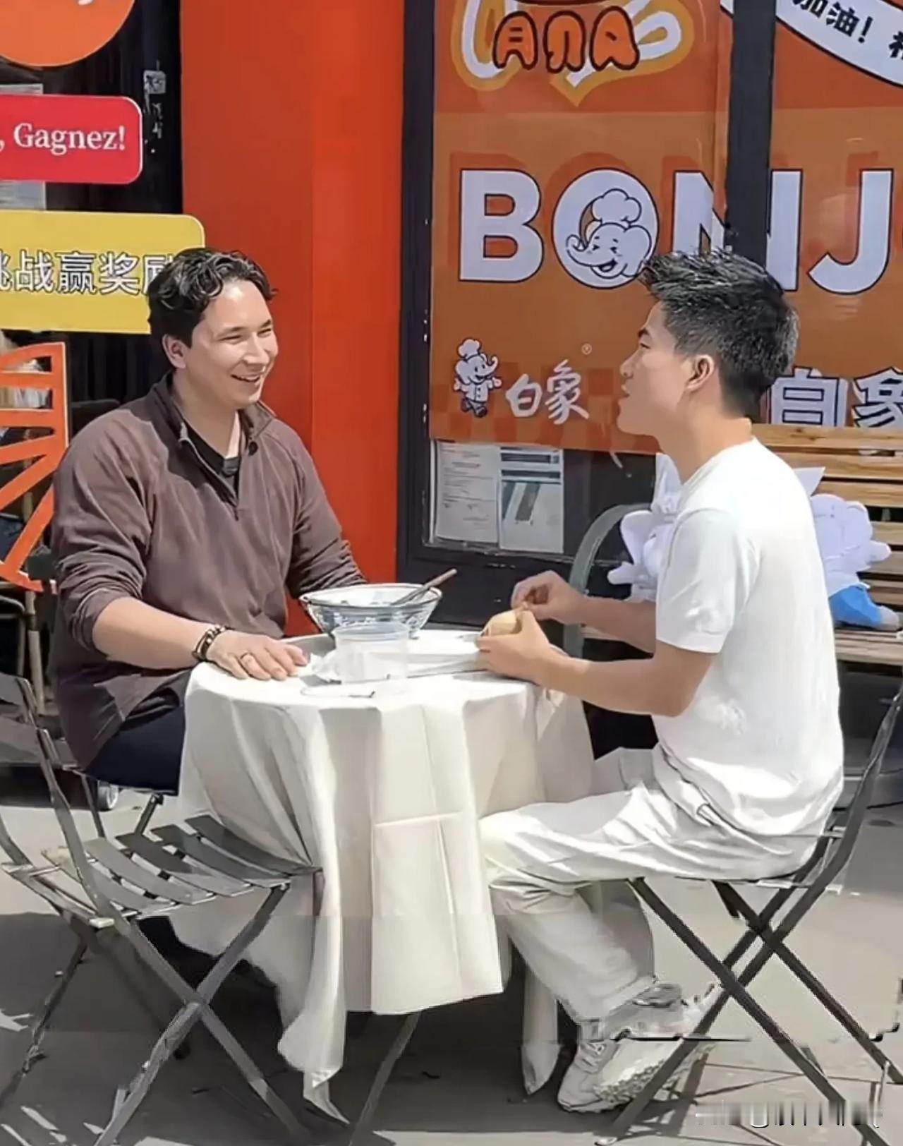 哪里是热点，他总是不经意的出现在哪里！
这次又是不经意的被人在法国街头发现，这位