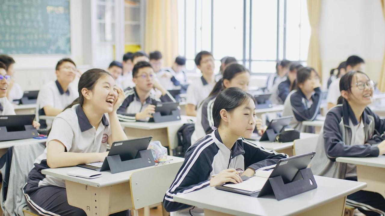 那么，在改革时，如何才能提高教育的公平性呢？
要体现教育公平，必须得有一把尺子，