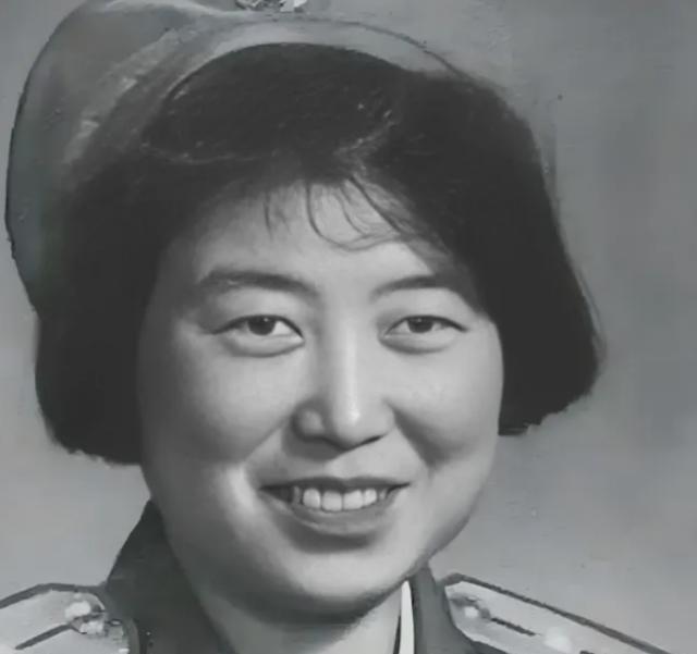 1964年，28岁女飞行员，被派往 西北 执行绝密任务，谁料，上飞机前，被人一把