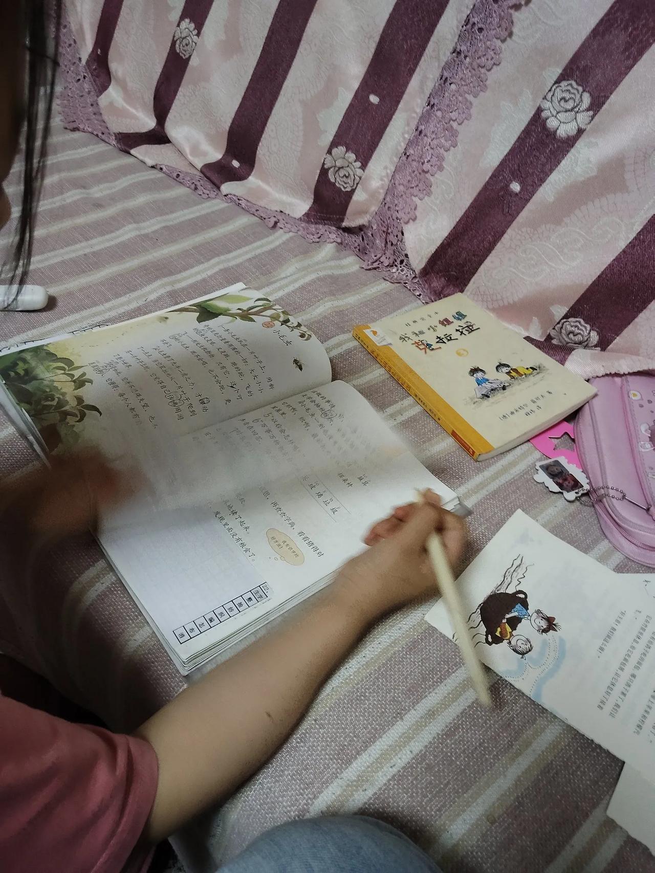 女儿上小学二年级，每天下午六点二十放学，每天快十点了才写完作业，要是上了初中这可