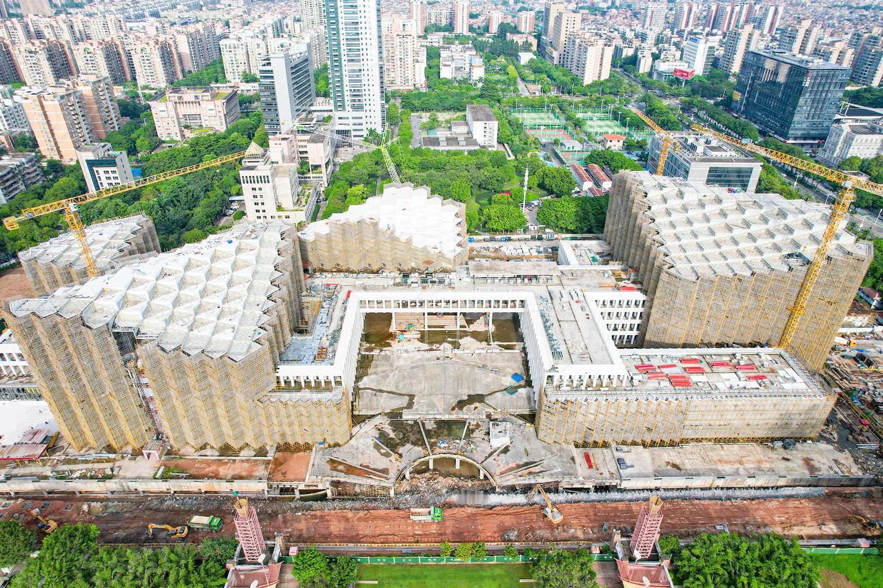 从2025年11月12日起，位于桂城街道天佑三路106号的南海区图书馆现有场馆将