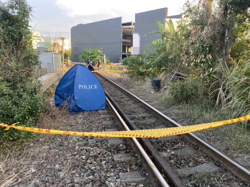 台铁最近又出事了。10月17日清晨5时42分左右，台铁内湾支线发生一起命案。一名
