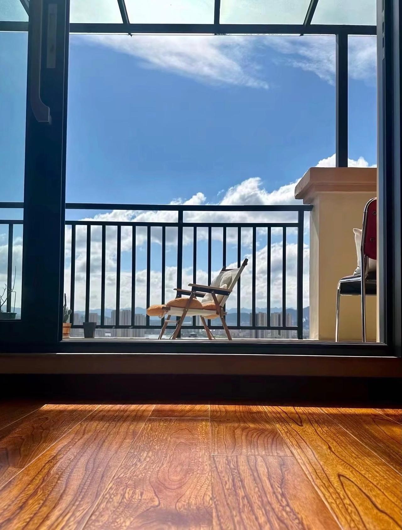 万科或许还有一个自救办法：从现在开始，凡是买入万科股票10万股以上，并持有超过一