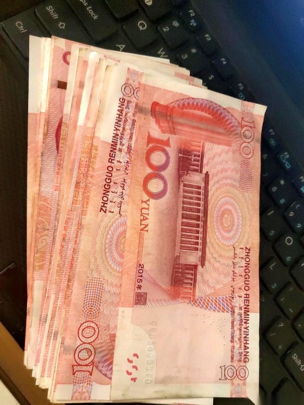 桌上的红烧肉还冒着热气，我妈突然从怀里摸出那三千块钱，“啪”一声拍在碗边：“老三