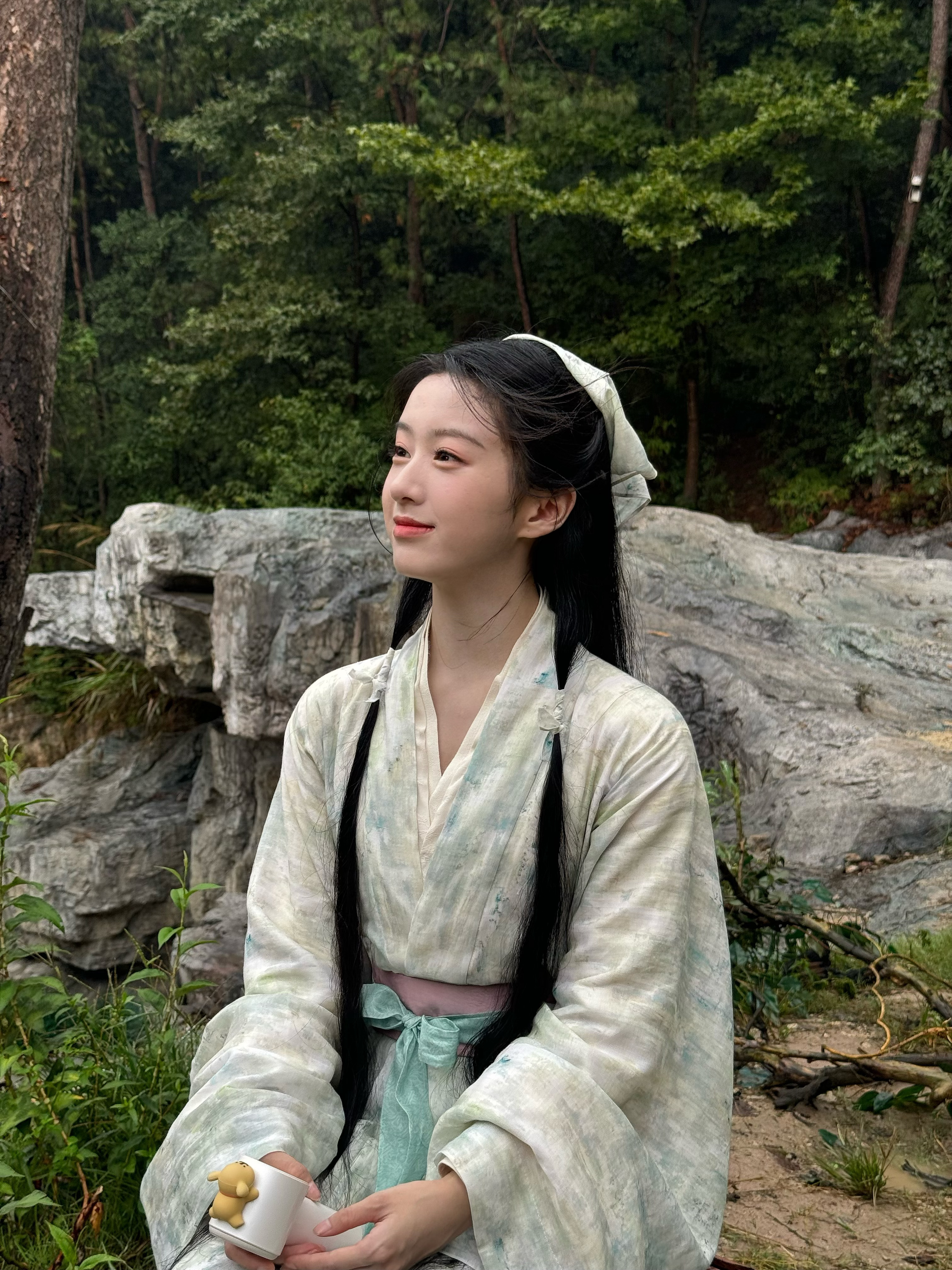 包上恩晒一键跟随的蝴蝶包上恩日照金山背影 抓到一只努力睁眼的包包被蝴蝶追着走 肯